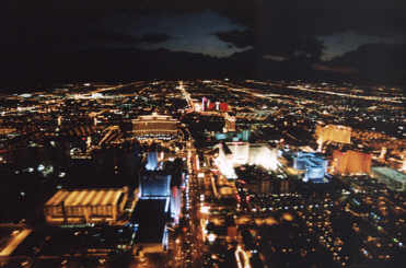 Blick auf Las Vegas bei Nacht aus dem Hubschrauber