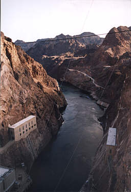 vor dem Hoover Dam